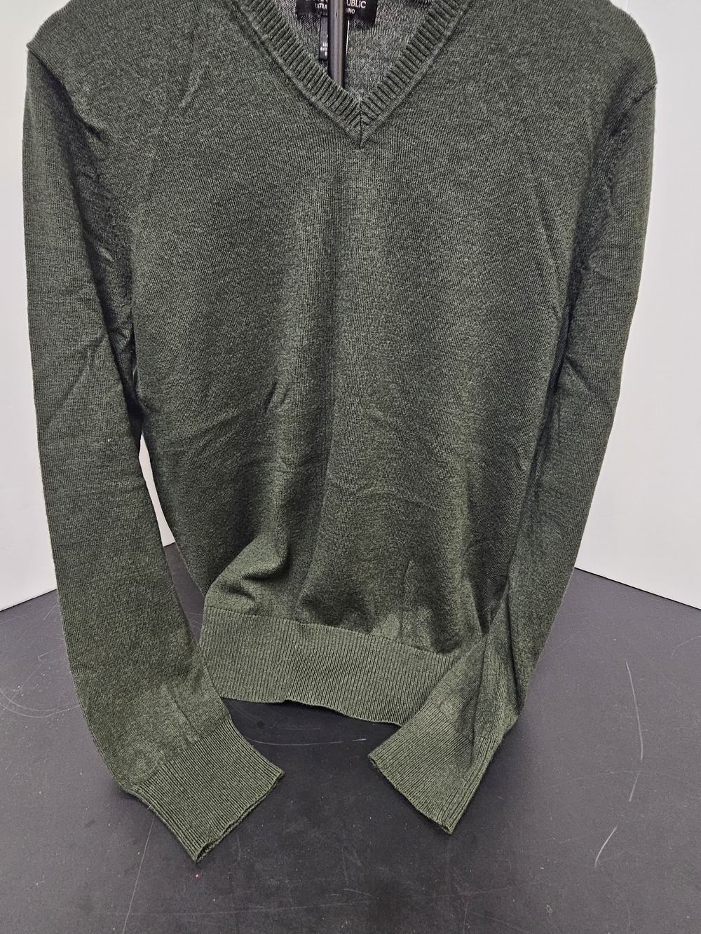 Banana Republic Men's V-Neck Sweater in Olive